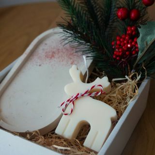 Ez a Mini karácsonyi ajándékbox is elérhető a weboldalon. Választható formagyertyával és egy hozzátartozó akrilgyanta...